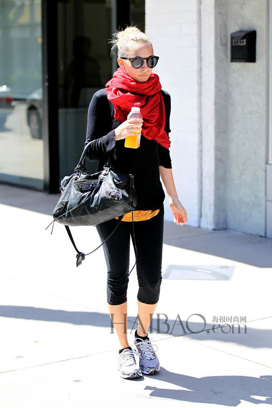 妮可・里奇 (Nicole Richie) 街拍演绎围巾搭配Look