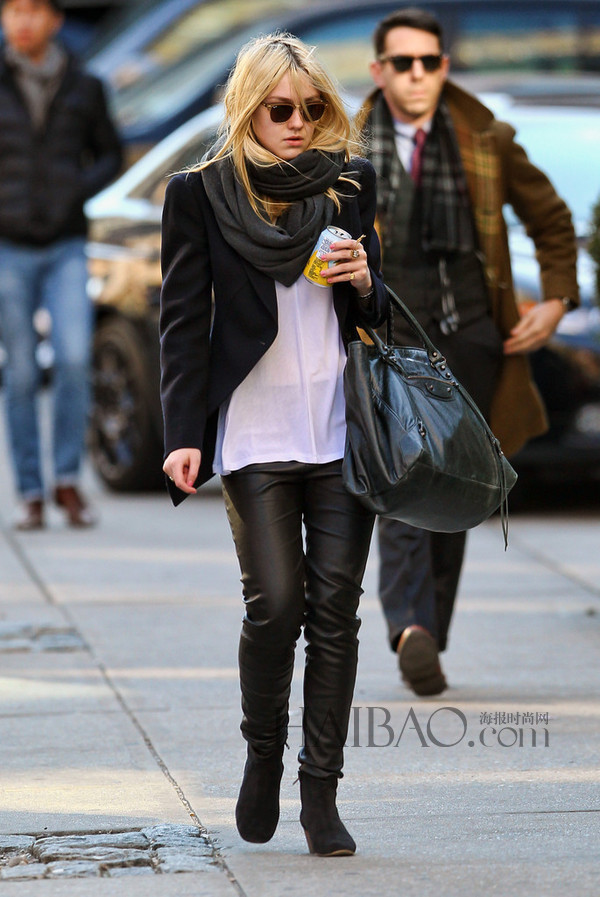 达科塔・范宁 (Dakota Fanning) 街拍演绎围巾搭配Look